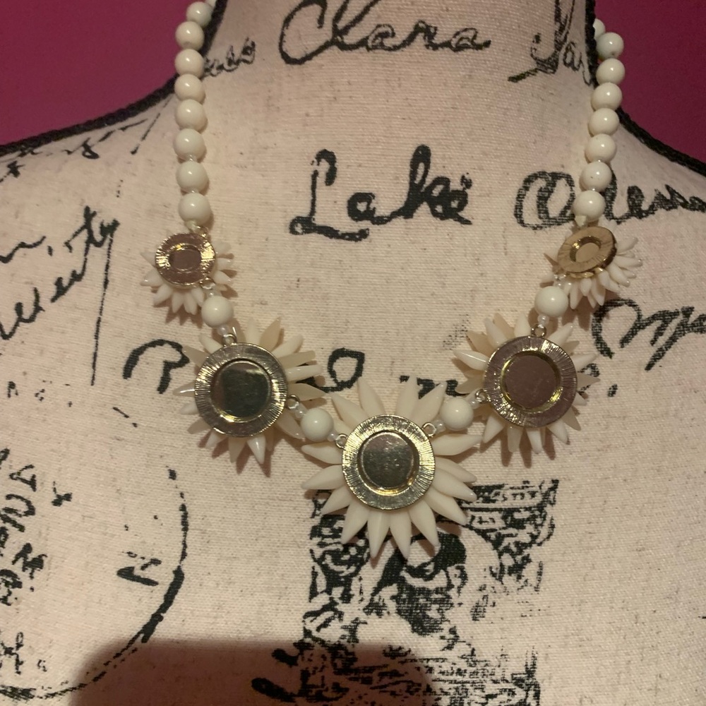 Talbots Off-White Daisy Floral Flowers Lucite Beaded Necklace - Picture 3 of 5